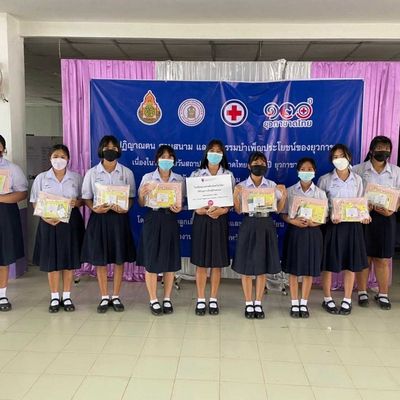 The students and teachers are showing the self-learning kits for the camera.