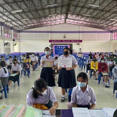 The students are showing the self-learning kits for the camera.