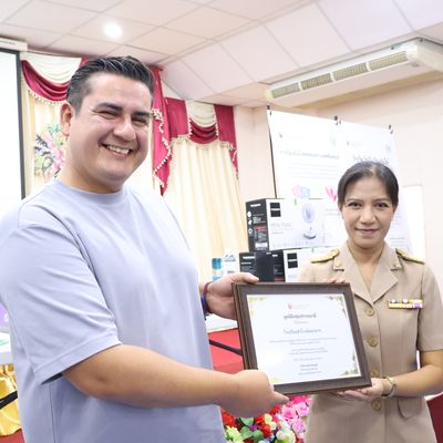 Alex from OVOLPE Foundation is presenting a certificate to the teacher.