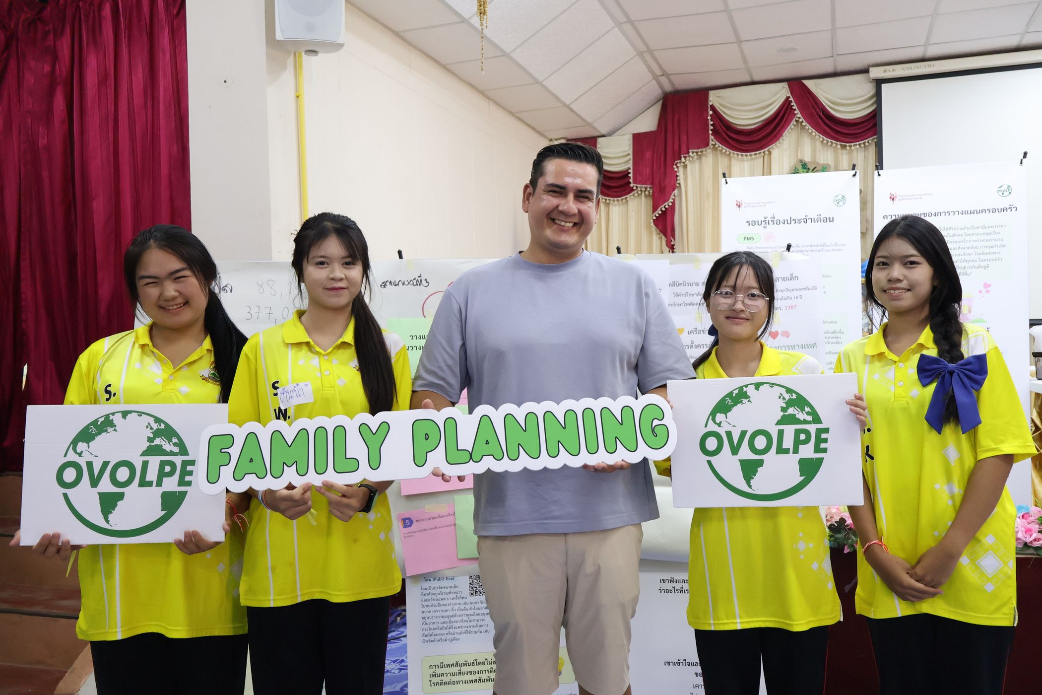 Alex from OVOLPE Foundationand the students