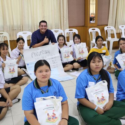 Alex from OVOLPE Foundation with the students.