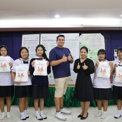 Alex from OVOLPE Foundation with the teacher and students.