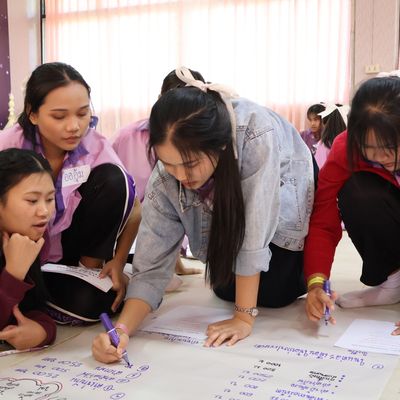 Students are discussing their group work.