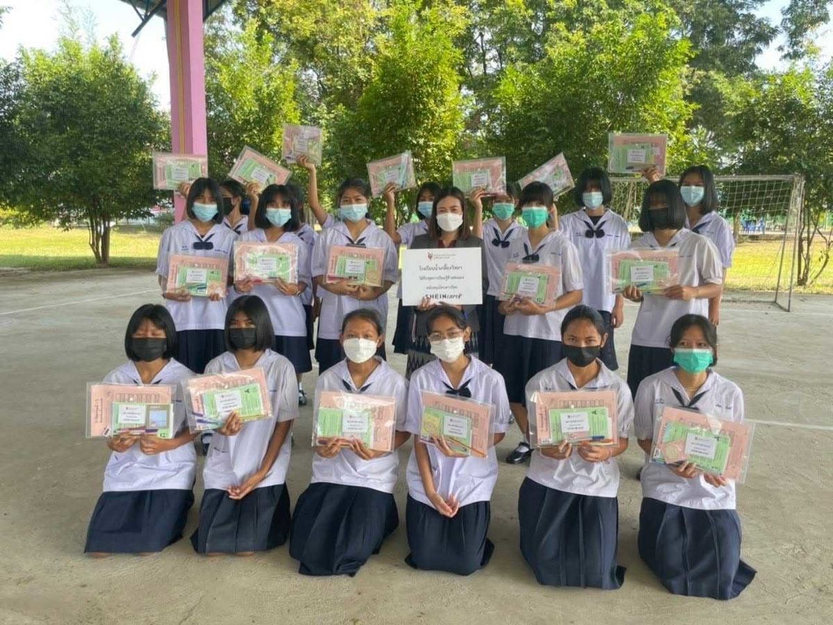 The students are showing self-learning kits for the camera.