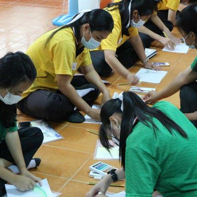 The students are drawing.