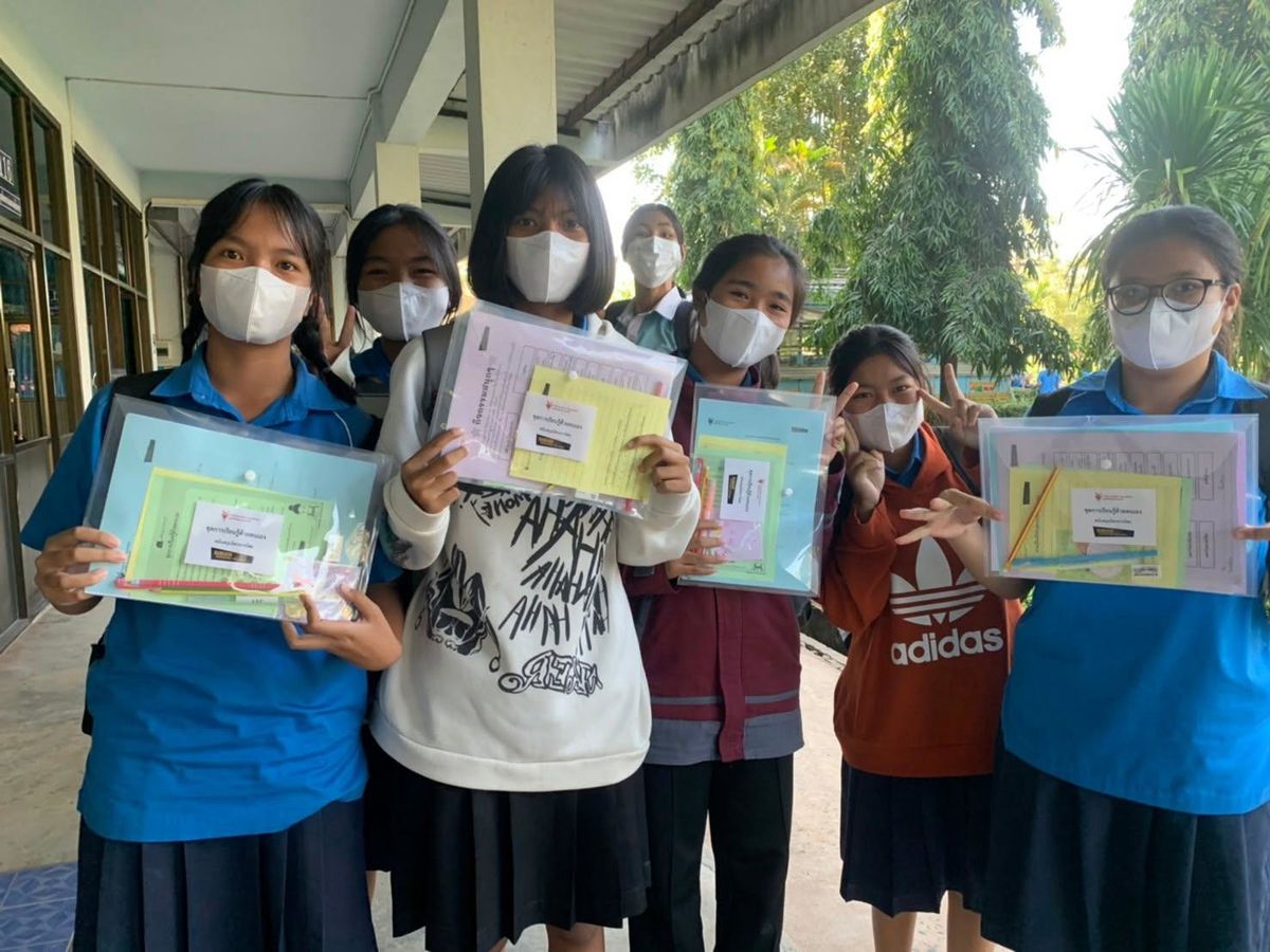 The students are showing self-learning kits for the camera.