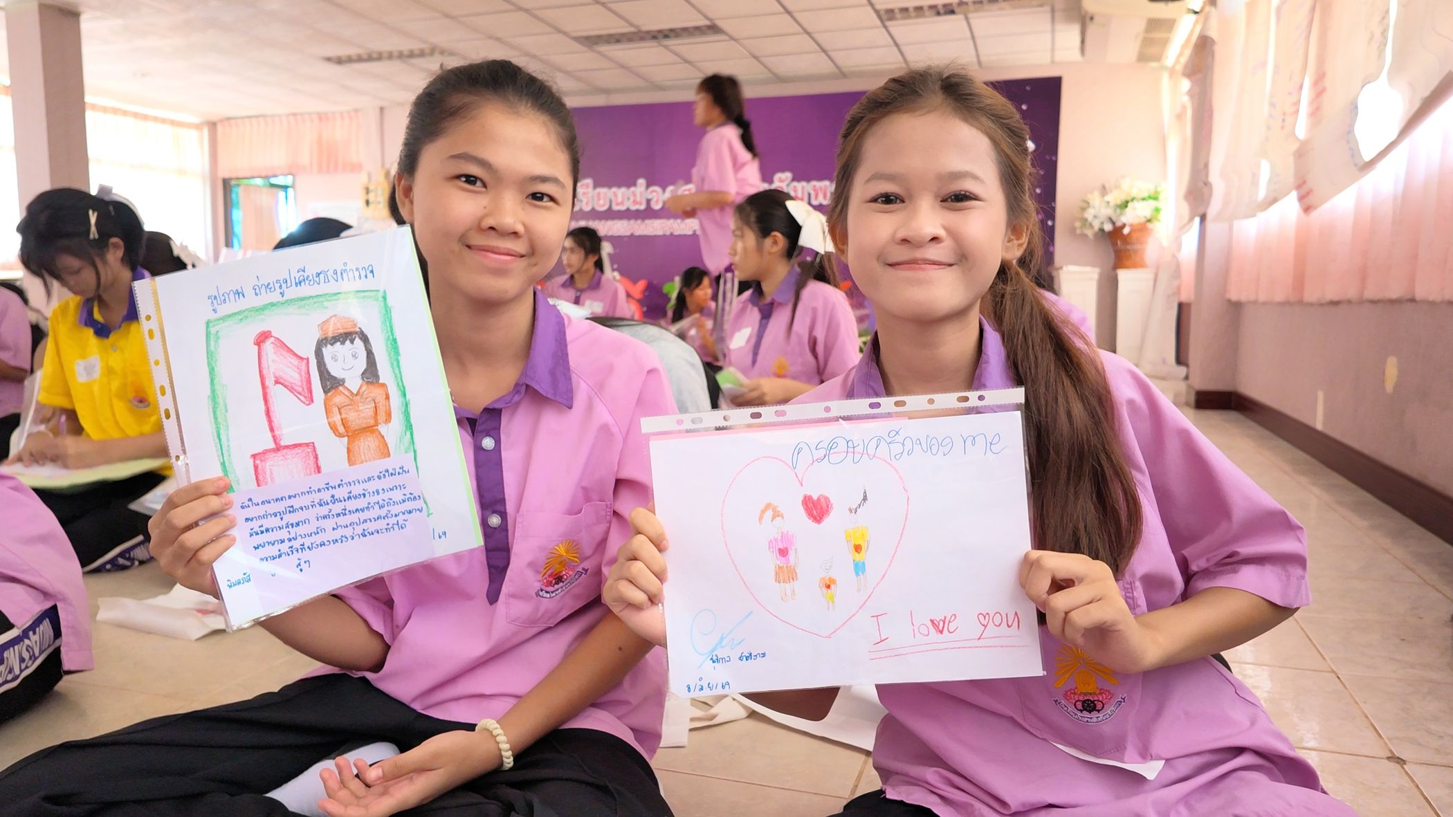 The students are presenting their self-reflection drawing.