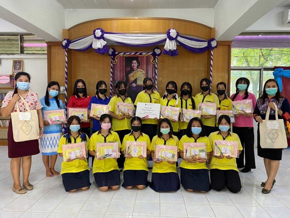 The students and teachers are showing the self-learning kits for the camera.